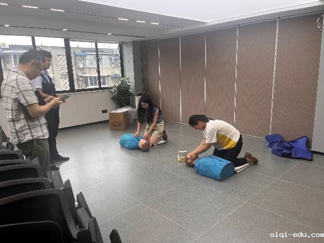 一群人在房间里

中度可信度描述已自动生成
