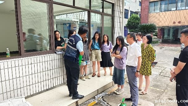 一群人站在建筑外面

描述已自动生成