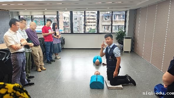 一群人在房间里

低可信度描述已自动生成